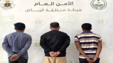 Photo of الإطاحة بـ 3 مقيمين لسرقتهم كيابل نحاسية وأسلاكًا كهربائية