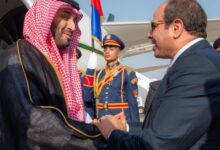 Photo of ولي العهد يصل مصر والسيسي في مقدمة مستقبليه