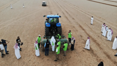 Photo of نثر بذور النباتات الرعوية والأشجار البرية بمرعى حمى الملك عبدالعزيز بالحناكية