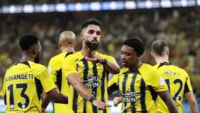 Photo of بنزيما يحتفل مع زملائه بعد فوز الاتحاد على الأهلي