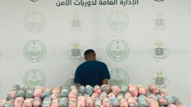 Photo of دوريات الأمن بمنطقة جازان تقبض على شخص لترويجه 45 كيلوجرامًا من نبات القات المخدر