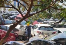 سيارات متضررة في موقع انهيار خزان مياه مؤقت بجدة
