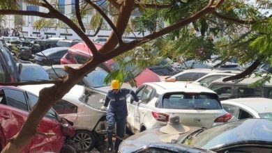 سيارات متضررة في موقع انهيار خزان مياه مؤقت بجدة