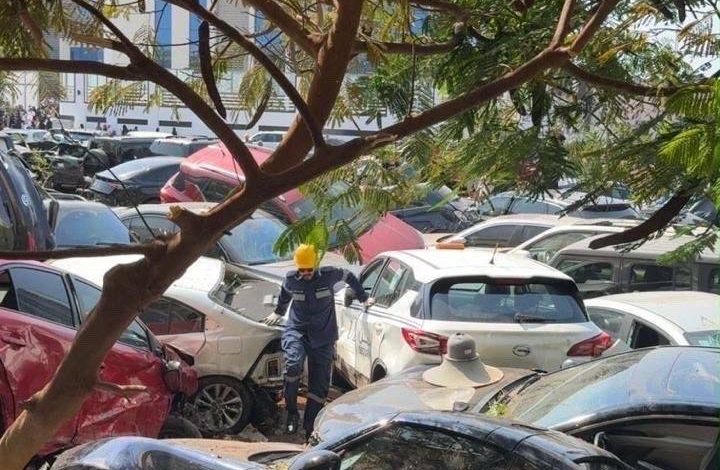 سيارات متضررة في موقع انهيار خزان مياه مؤقت بجدة