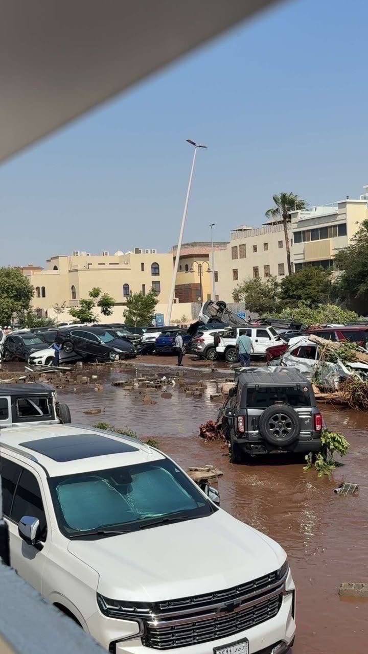 آثار اندفاع المياه على المركبات في موقع انهيار الخزان بجدة