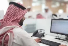 موظف سعودي أثناء العمل في مكتب
