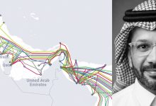سمير جنيد بجانب خريطة كابلات الإنترنت البحرية في الخليج