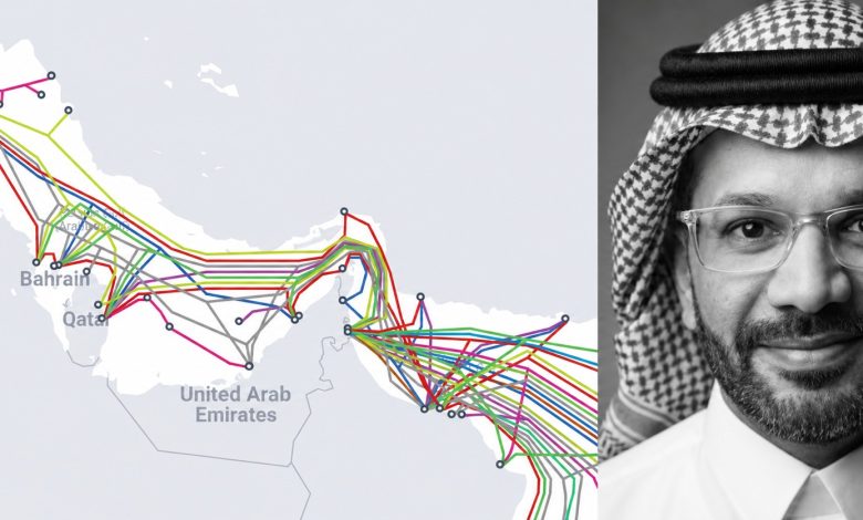 سمير جنيد بجانب خريطة كابلات الإنترنت البحرية في الخليج