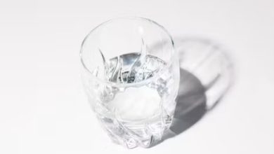 كوب ماء شفاف للتذكير بشرب الماء والوقاية من الجفاف